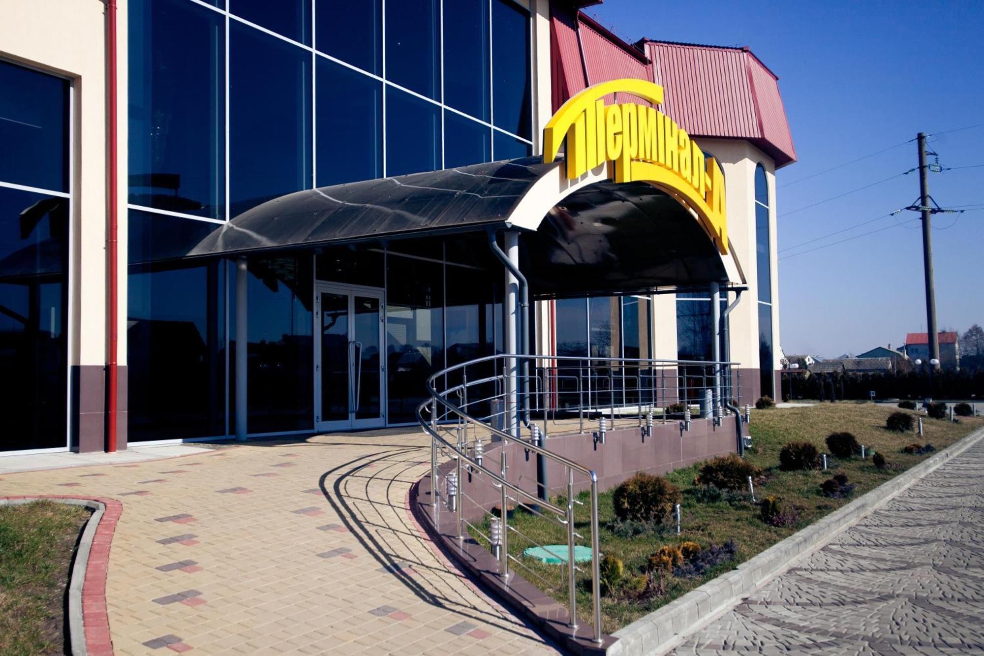 Terminal-A Hotel Рясне-Руське Экстерьер фото