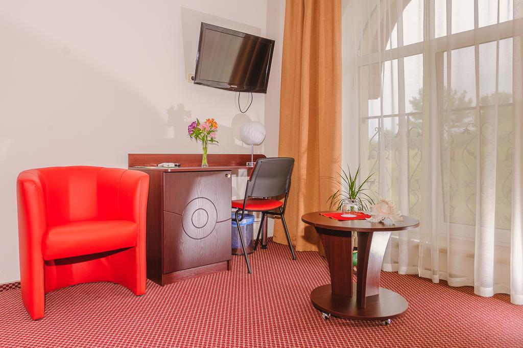Terminal-A Hotel Рясне-Руське Экстерьер фото